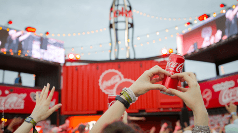 Entdecke die einzigartige Welt von Coca-Cola beim SUPERBLOOM Festival!